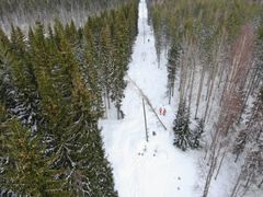 Testirata on purettava sähkölinja, joka ei ole enää yhdistetty verkkoon. Johtokadulle rakennettiin häiriöitä kaatamaita vieripuita langoille.