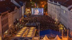 Tartuff-elokuvafestivaali keskittyy ainoastaan rakkauselokuviin, joiden esityspaikkana toimii Tarton satumaisen kaunis raatihuoneentori. Kuva: Visit Estonia