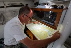 Golden Globe Race kilpailussa purjehditaan korkeintaan vuoden 1968 teknologiaa edustavilla veneillä yksin maapallon ympäri ilman pysähdyksiä, välitankkauksia ja fyysisiä ihmiskontakteja. Noin 30 0000 merimailin (55 560 km) pituista koitosta pidetään purjehduksista haastavimpana. Kuva GGR22-kisan startista,  Petri Porkola