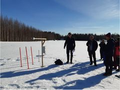 NTM-centralen i Södra Österbottens och Finlands miljöcentrals sakkunniga på fältbesök i Kaidesluoma i Alavo vid apparaturen för automatisk snötaxering 15.3.2022.