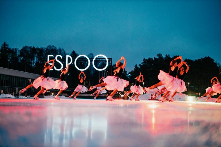 Tulevana vuonna Espoo panostaa kohtaamisiin ja yhdessä tekemiseen. Kuva: Jussi Hellsten / Ystäväluistelu -tapahtuma 2019