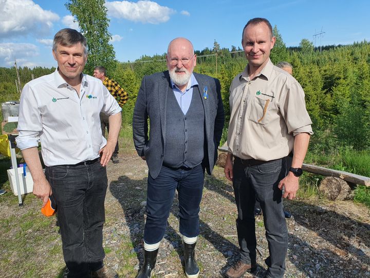 Vasemmalta puheenjohtaja Juha Marttila, komission varapuheenjohtaja Timmermans ja metsäjohtaja Marko Mäki-Hakola. Kuva MTK