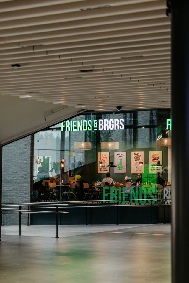 Friends & Brgrs -ravintola kauppakeskuksen käytävältä nähtynä