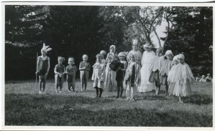 Foto ur Folkhälsans historia: Barnen på Gerknäs sommarkoloni uppförde 1935 ”Kullerbyttans sommarväg”. Foto: Folkhälsans arkiv/P.J. Bögelund Ab Oy.
