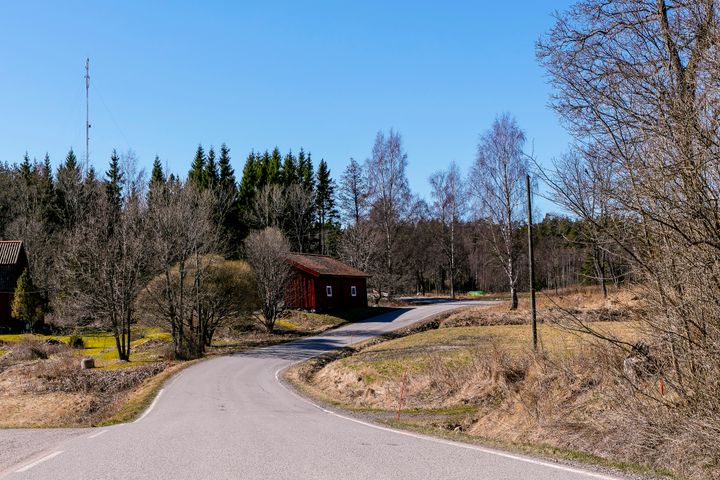 Kupariverkon purkamisen myötä niin sanotut puhelinlangat katoavat maanteiden varsilta, vaikka sähköjohtoja teiden varsille yhä jääkin. Korvaavat kaapeli-, kuitu- ja mobiiliyhteydet kulkevat joko maan alla tai langattomasti. Kuva: DNA