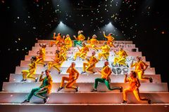 Vaasan kaupunginteatteri, Romeo+Julia. Kuvassa takaa vasemmalta Vendela Nylund, Toni Ikola, Oliver Kollberg, Mikko Peltomäki, Selma Kauppinen, Miika Alatupa, Kalle Lorenz, Anna Lemmetti-Vieri, Moona Lehtola, Lasse Lorenz, Heidi Kirves, Anna Pukkila, Anna Victoria Eriksson, Ville Seivo, Robin Asukas, Niklas Rautén, Anna Päiväniemi, Oiva Nuojua. Kuva: Linus Lindholm