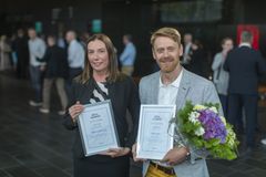 PulPaper Award kunniamaininnan saanut Natural Antivirals/Riikka Linnakoski ja voittaja Montinutra/Jaakko Pajunen
