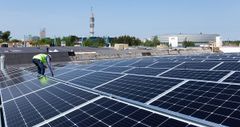 Solkraftverket ökar Messukeskus energieffektivitet och solkraftens andel i Helens produktion.