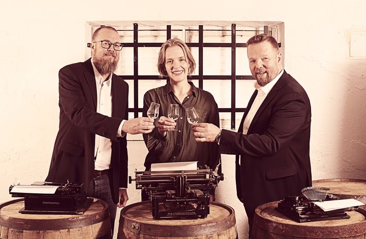 Kirjailijat Tuomas Kyrö, Soili Pohjalainen ja Christian Rönnbacka ovat perustaneet Authors’ Distillery -käsityötislaamon.
