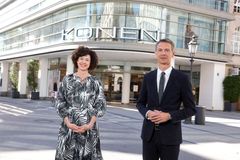 Managing partner KONEN Gabriele Castegnaro with Breuninger CEO Holger Blecker / Jessica Maiwald-Kassner.