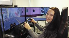 Lukiolainen Tiia Tjukanov pitää ajosimulaattoria hyvänä lisänä autokoulun opetuksessa. Kuva: CAP-Autokoulu.