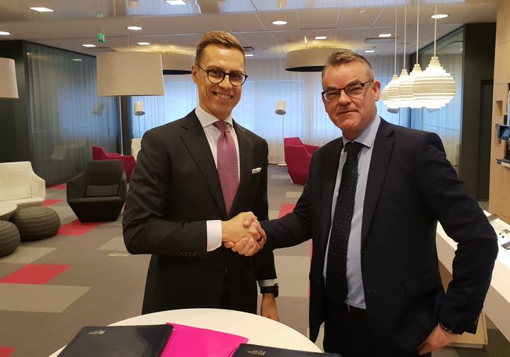 The agreement was signed by Vice President Alexander Stubb of the EIB and CEO Jukka Leinonen of DNA.