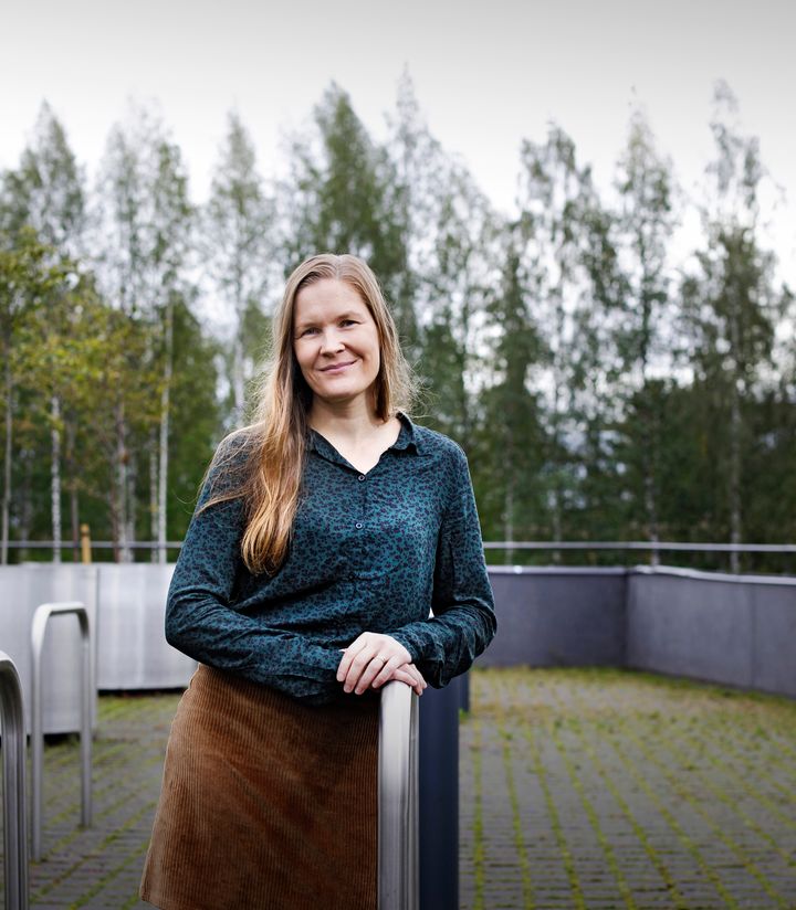 Väitöskirjatutkija, KM Outi Alakärppä tutkii nuorten naisten odotuksia työstä, perheestä ja näiden elämänalueiden yhteensovittamisesta. Kuva: Petteri Kivimäki