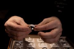 Pave-sormus on hyvä esimerkki sormuksesta, jossa timanttien määrä nousee helposti yli karaatin. 
