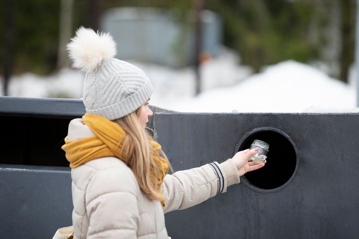 Kuluttaja Rinki-ekopisteellä.