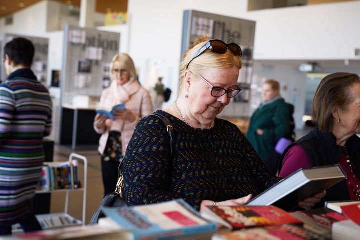 Senioreiden palveluiden laatu ei parane sote-maakuntien hallintohimmelin ansiosta. Sen sijaan liian hajautetussa mallissa sote-palveluihin voi syntyä uusia katkoskohtia. Sote-palveluiden toimivat hoitoketjut ovat senioreille ensisijaisen tärkeitä.