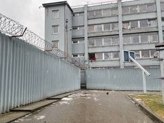 Kybartain entinen vankila Liettuassa on toiminut syyskuusta 2021 siirtolaisten säilöönottokeskuksena. Tällä hetkellä keskuksessa pidetään noin 420 miestä.