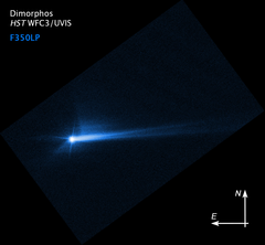 Tässä NASAn Hubble-avaruusteleskoopin 8. lokakuuta 2022 ottamassa kuvassa näkyy Dimorphosin pintaosista lähteneitä heitteleitä ja pölyä 285 tuntia sen jälkeen, kun NASAn DART-avaruusalus törmäsi asteroidiin tarkoituksellisesti 26. syyskuuta. Pölypilven muoto on muuttunut ajan myötä. Tutkijat jatkavat tämän materian ja sen liikkumisen tutkimista, jotta asteroidia voitaisiin ymmärtää paremmin. Credit: NASA/ESA/STScI/Hubble