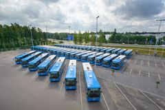 Uusia busseja Volvo Finlandin pihalla Viinikkalassa 10.8. Kuva: Volvo Finland Ab.