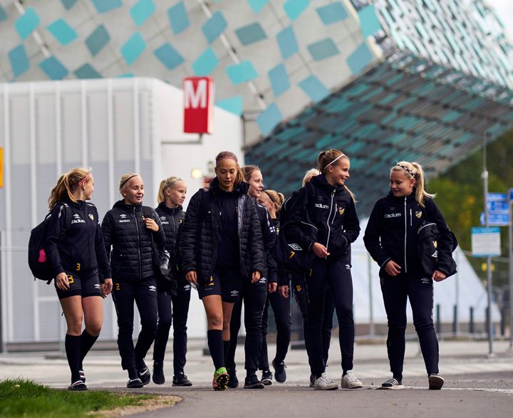 Tapiolan urheilupuiston kentillä treenaavat myös FC Hongan tytöt. Kuva: Olli Urpela.