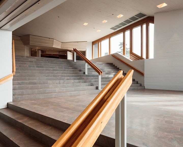 Kaunis portaikko johtaa Juhla-aulasta 2. kerroksen lämpiöön. Kuva: Aalto-yliopisto/Tuomas Uusheimo
