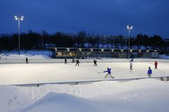 Käpylän tekojäällä järjestetään rusettiluistelu ja jäädisco. Kuva: Helsingin kaupunki.