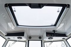 Suuri sähköinen kattoluukku on Buster Phantomin vakiovaruste, kuten myös16" Buster Q -älynäyttö, elektroniset Navionics-veneilykartat, lämmitin, sähköhydraulinen ohjaustehostin, kaiku, trimmilevyt,