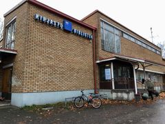 Etelä-Haagan kirjasto sijaitsee keskeisellä paikalla aivan Haagan peruskoulun ja Haagan puiston naapurissa. Kuva: Marjo Haatainen.