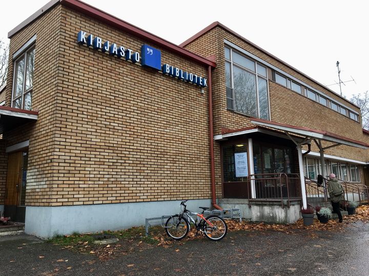 Etelä-Haagan kirjasto sijaitsee keskeisellä paikalla aivan Haagan peruskoulun ja Haagan puiston naapurissa. Kuva: Marjo Haatainen.