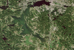 Satelliittikuvaa Pyhäjärveltä. Sinileviä esiintyi runsaasti loppukesästä. Sisältää muokattua Copernicus-dataa & USGS/NASA Landsat program dataa, SYKE 13.08.2021.