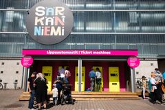 Uudet lippuautomaatit palvelevat asiakkaita Särkänniemen lipunmyyntiteltan edustalla.