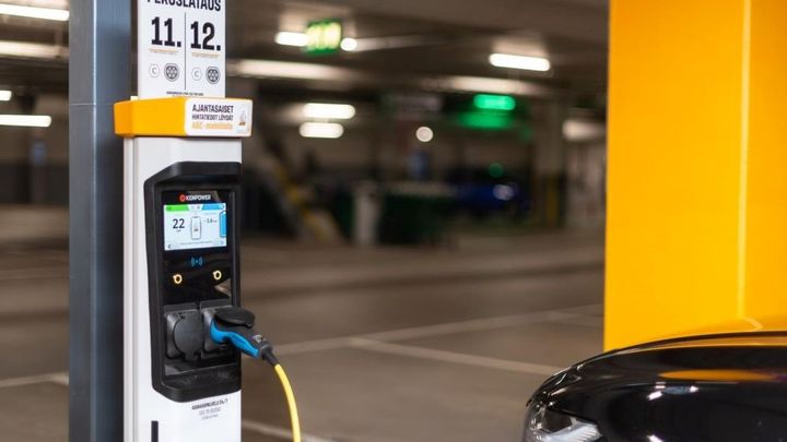 Osuuskauppa Keskimaan yhdeksäs sähköautojen latausasema on avattu Kauppakeskus Sokkarin parkkihalliin. Kuva: Lari Lappalainen