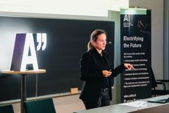 Schneider Electric on toimittanut Aalto-yliopiston Factory of the Future -yksikön opiskelijoiden käyttöön uusinta ohjelmistokeskeistä automaatioteknologiaa. Teollisuusautomaation liiketoiminnasta maailmanlaajuisesti vastaava Barbara Frei kävi tutustumassa yksikön toimintaan ja puhumassa opiskelijoille.