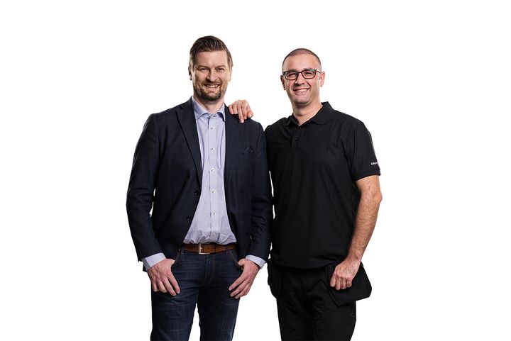 Vasemmalla Anetcom Oy:n toimitusjohtaja Juha Alén ja oikealla Mustafa Demir.