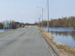 Tulvavesi on noussut lähelle Suomen ja Ruotsin välistä rajatietä 31.5.2022.