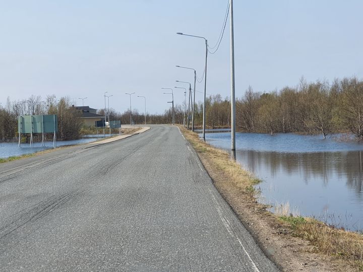 Tulvavesi on noussut lähelle Suomen ja Ruotsin välistä rajatietä 31.5.2022.