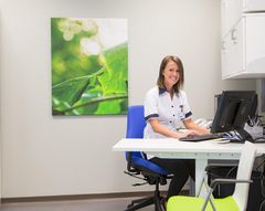 Sairaanhoitaja Saana Mustaniemi valmistautumassa ensimmäiseen työpäiväänsä Koskiklinikka Pirkkalassa.