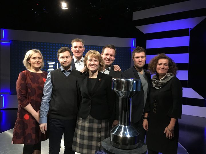 Suomen liikkuvin kunta -kilpailun finalistit Ylen suorassa tv-lähetyksessä. Vasemmalta Pudasjärven kaupunginvaltuuston puheenjohtaja Mari Kälkäjä ja liikunta-ja hyvinvointipalvelujen koordinaattori Ismo Miettinen, Asikkalasta Aurinkovuoren koulun rehtori Petri Haapanen, kunnanjohtaja Rinna Ikola-Norrbacka ja hyvinvointijohtaja Matti Kettunen sekä Pieksämäeltä liikuntapalvelupäällikkö Antti Nousiainen ja kulttuuri-ja vapaa-aikajohtaja Päivi Majoinen.