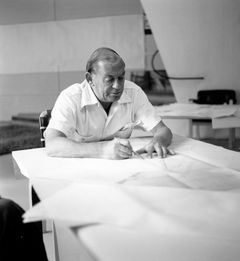 Alvar Aalto (1898-1976) arkkitehtitoimistossaan 1960-luvulla. Kuva Alvar Aalto -säätiö.