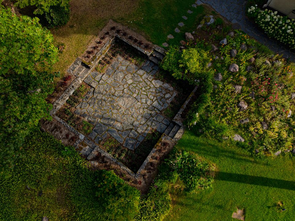 Villa Gyllenbergin sunken garden kuvattuna 2025. Valokuva: Tomi Parkkonen / Signe ja Ane Gyllenbergin säätiö.