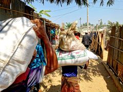 Rohingya-pakolaisia lähellä WFP:n elintarvikkeiden jakelukeskusta Cox’s Bazarin leirillä 1. maaliskuuta 2023. Kuva Olivier Malvoisin, Lääkärit Ilman Rajoja.