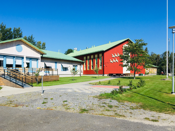 Kuvassa vasemmalla vanhusten palveluasumisyksikkö, jolle Bergön asukkaiden perustama yhteiskunnallinen yritys rakennutti tilat kyläkoulun ja kirjaston yhteyteen.