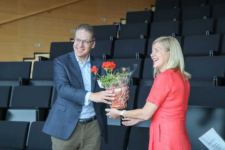 Seija Kurunmäki ojensi Aktivistimummojen Pelargonia-tunnustuksen Varman toimitusjohtaja Risto Murrolle kiitoksena yhtiön ilmastotyöstä.