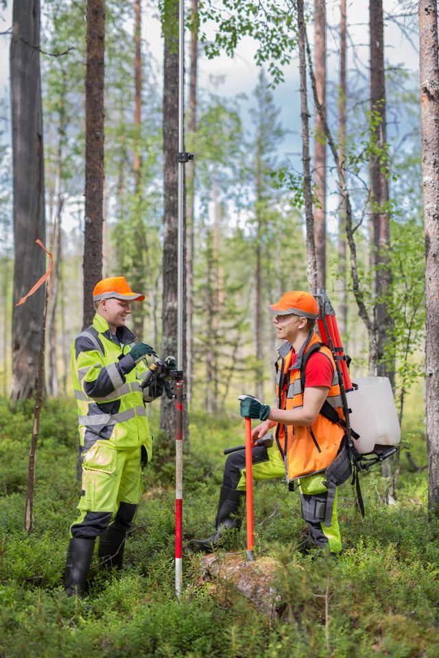 Maanmittarit maastotyössä Kalevalapuistossa Suomussalmella