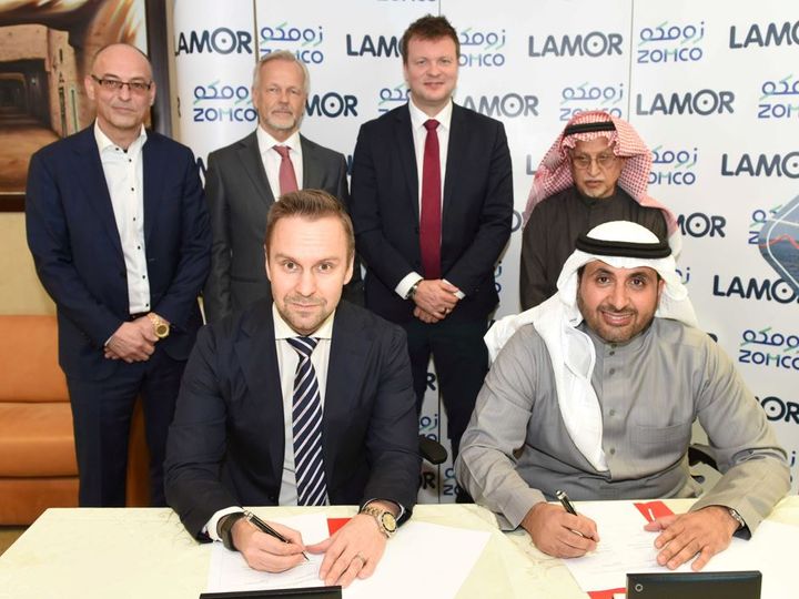 Lamorin toimitusjohtaja Mika Pirneskoski ja ZOMCOn toimitusjohtaja Faisal Al Zamil allekirjoitustilaisuudessa 2.2.2022 Riadissa, Saudi-Arabiassa