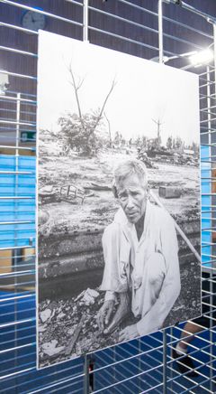 Rauli Virtasen Saigonista Kiovaan -valokuvanäyttelyn rakennusta Tampere-talossa. Kuva: Anna-Kaisa Noki-Helmanen