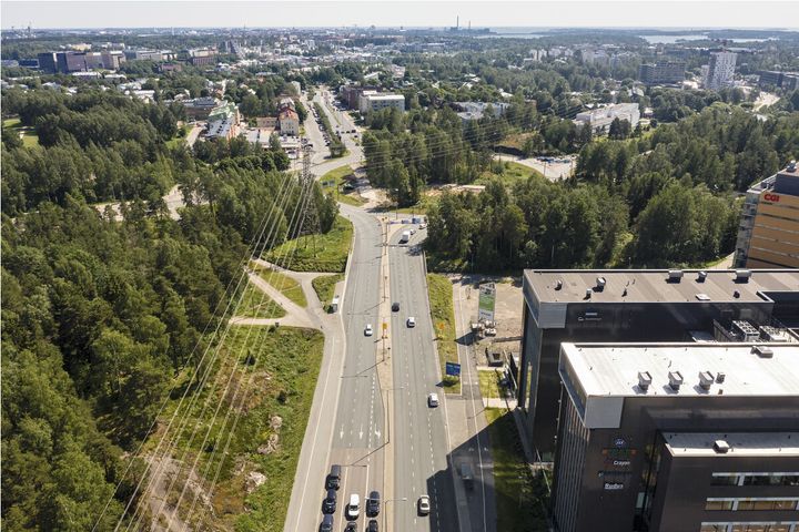 Länsi-Helsingissä Vihdintien varren ilmajohdot on tarkoitus kaapeloida tulevaisuudessa maan alle. Kuva: Tuomas Uusheimo.