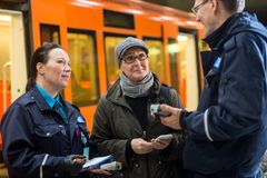 HSL:n matkaliluntarkastajat tekevät lippulajitutkimusta metrossa 12.-20.3.2018 Kuva: HSL/Lauri Eriksson