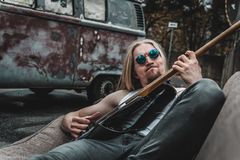 Sirkustaiteilija Eikka Alatalo levittää ympäristöystävällisen autoilun sanomaa sirkustempuin ja livemusiikin kera. Kuva: Isak Stockås