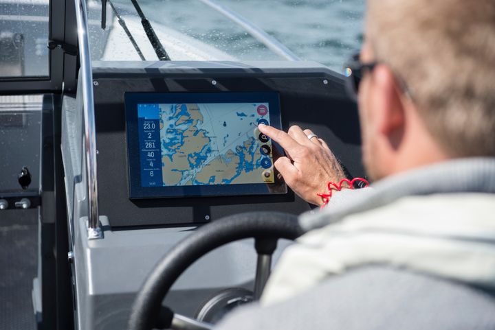 Infotainment-systemet som fått namnet Buster Q består av en stor pekskärm, som förutom sjökorten också för samman bl.a. båtens alla mätinstrument, bruksanvisningen och guidevideon, väderprognoser, radio och nätförbindelse. Buster Q är standardutrustning i alla båtar från och med den fem meter långa Buster M.